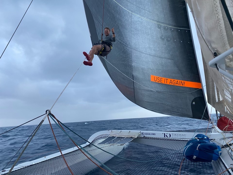 Pella cruza el Ecuador con tres días de ventaja