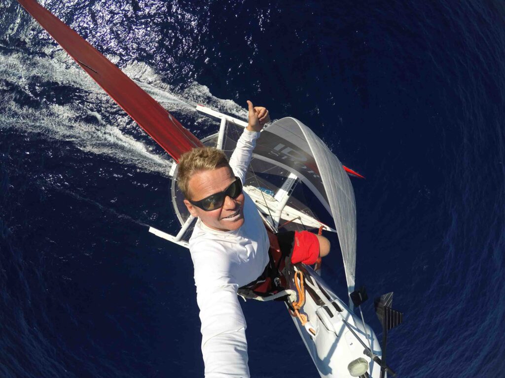 Contra el viento, las olas y la corriente: la vuelta al mundo al revés de Alex Pella