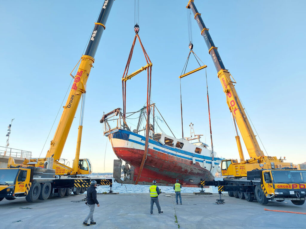 Reflotado con éxito el Charpat Segundo  que ya espera en tierra su desguace