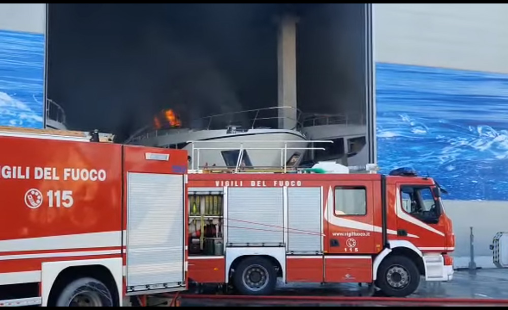 Arde un superyate de 10 millones de euros en Italia