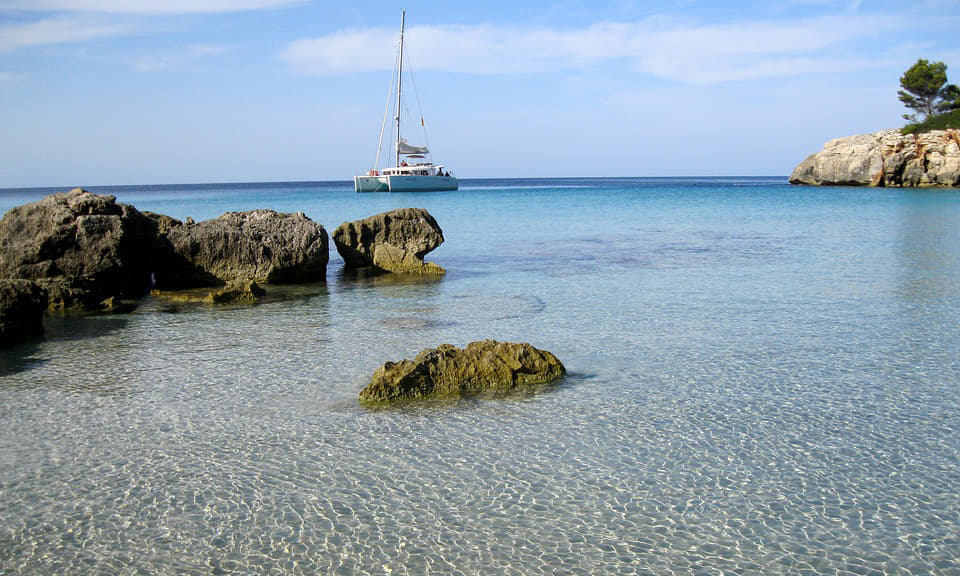 ¿Te apetece navegar una semana descubriendo las calas de Menorca? Tienes el barco a un solo clic