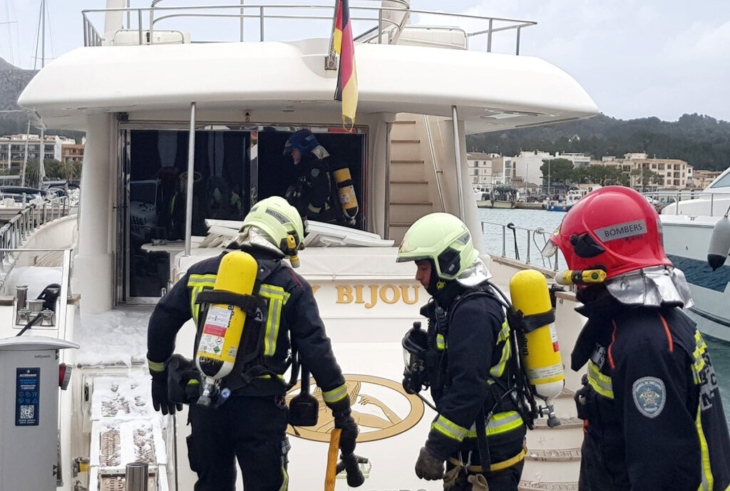 Rápida actuación de los bomberos en el incendio de un yate en Alcudiamar
