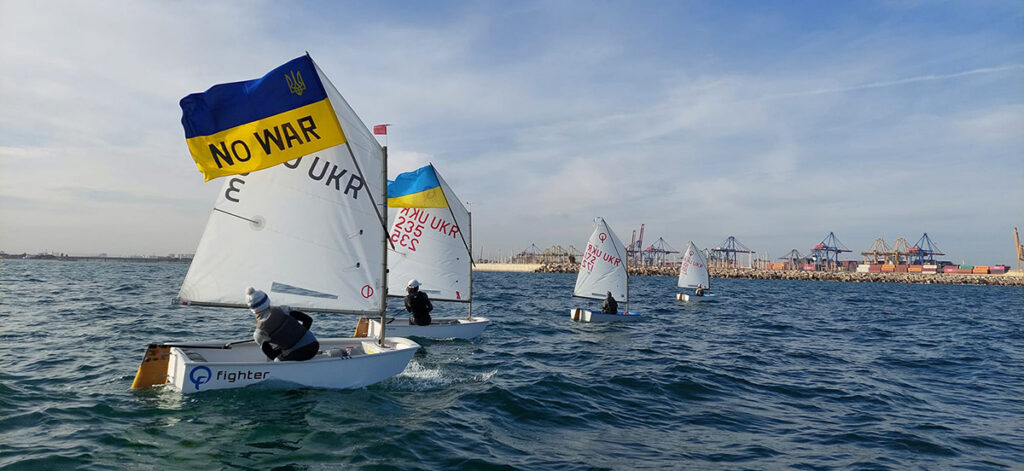 La vela infantil ucraniana exige  que se detenga la locura