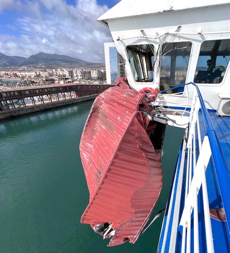 Abordaje entre un barco de Baleària y un portacontenedores en el Mar de Alborán