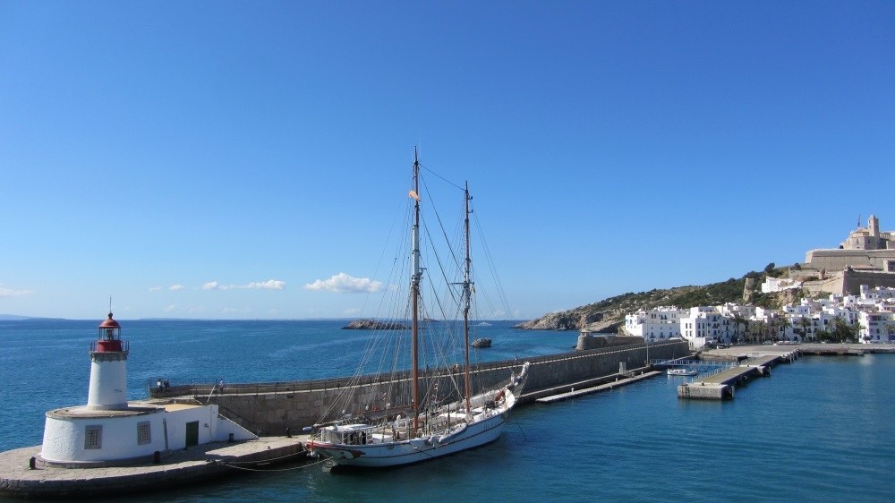 El Cala Millor, una goleta de 1946, a punto de irse a pique en su amarre en el puerto de Ibiza
