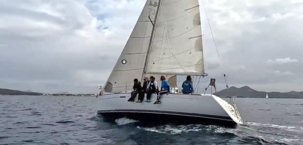 Silverfox exprime la falta de viento y se impone en la Regata Femenina Galería Maior