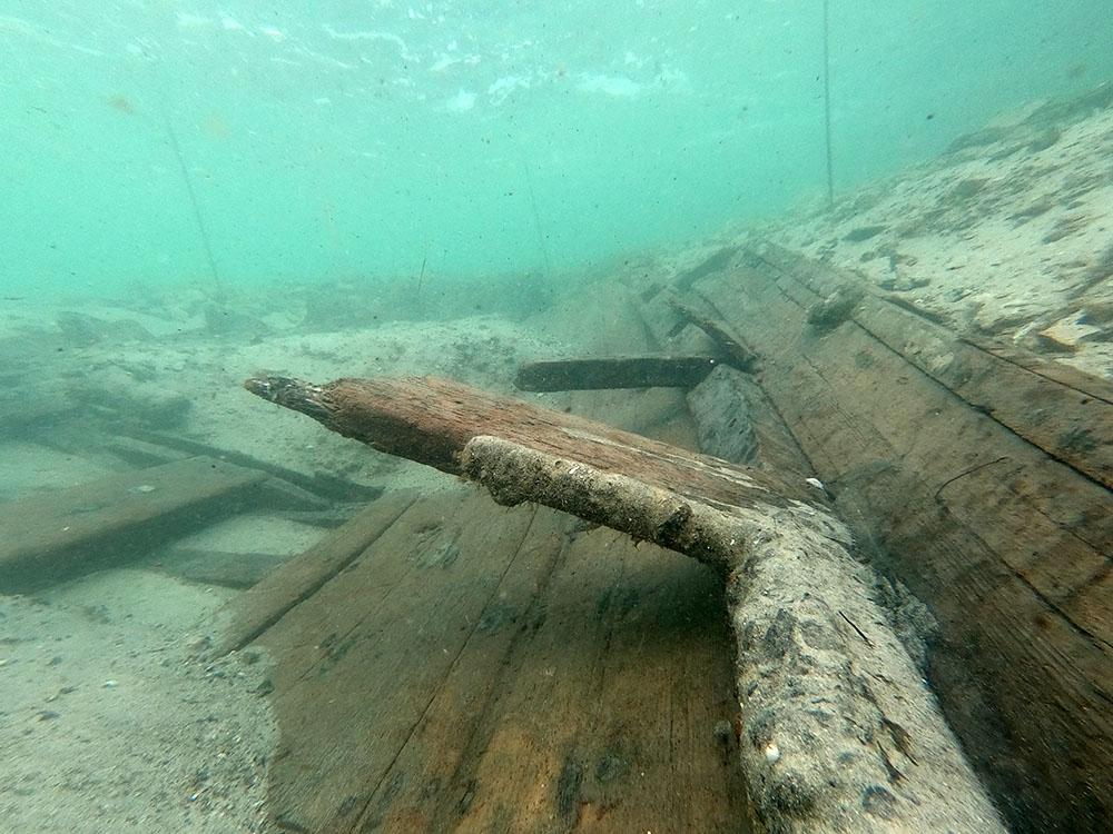 Las obras del puerto de Fornells “descubren” una lancha del siglo XVIII