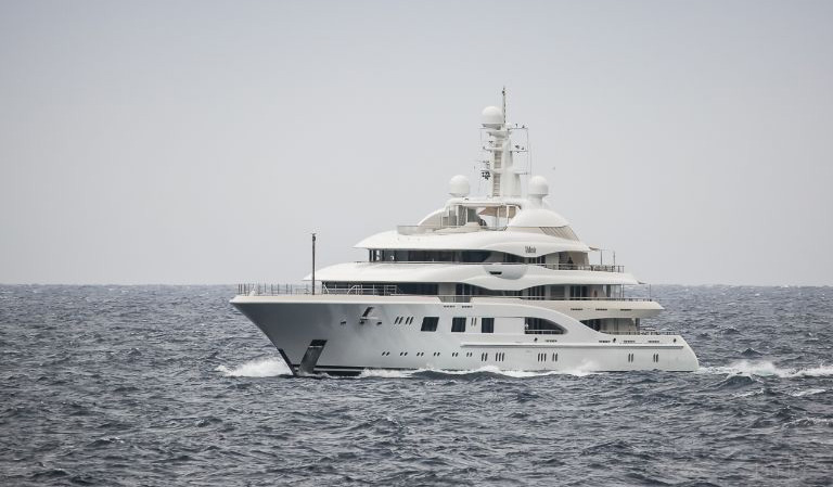 Inmovilización de yates rusos en puertos españoles