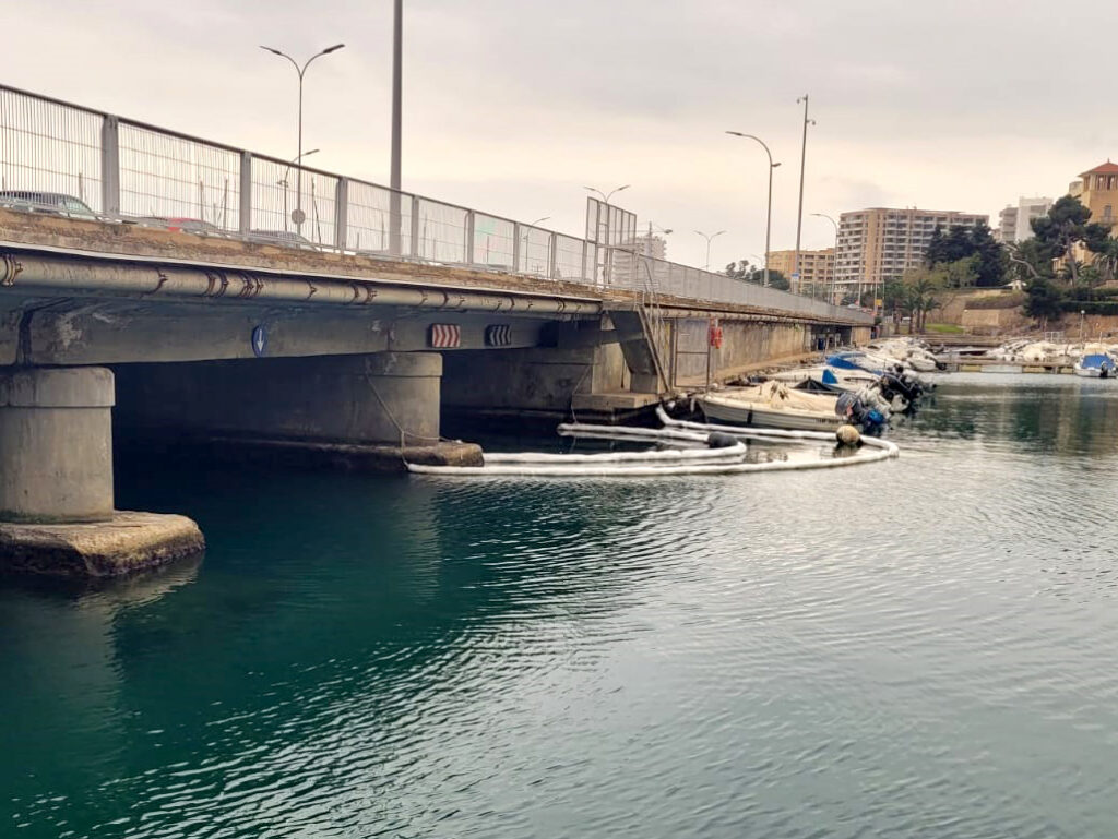 Vertido de chapapote en el puerto de Palma