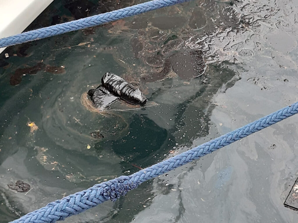 Dos días tardó APB en reaccionar ante el vertido de brea en el puerto de Palma