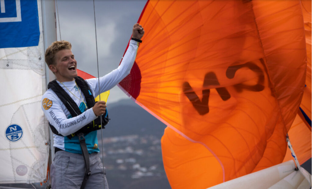Rescatado entre olas de siete metros el regatista que ganó la primera etapa de la Mini Transat