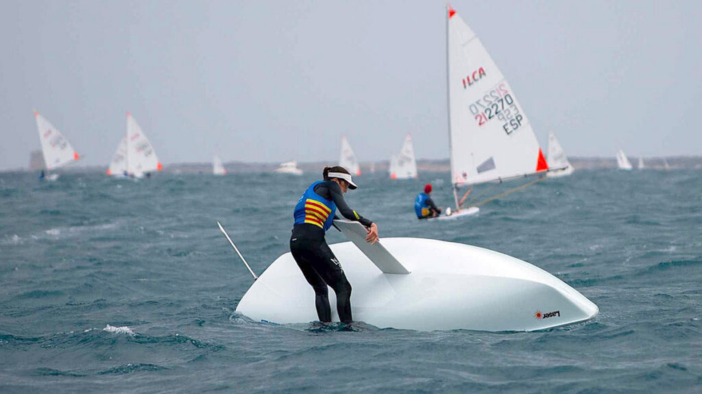 Los ILCA 4 luchan a brazo partido con vientos de 30 nudos y olas de dos metros