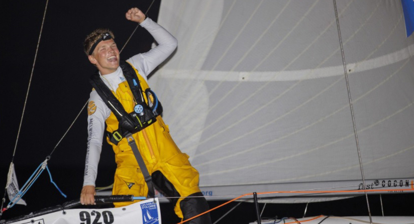 El Mini desarbolado de Melwin Fink, a menos de una milla de tierra