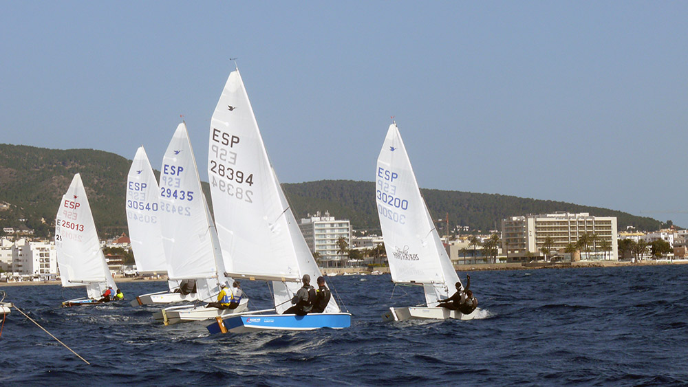 Ibiza reúne a los mejores regatistas de Snipe de Baleares