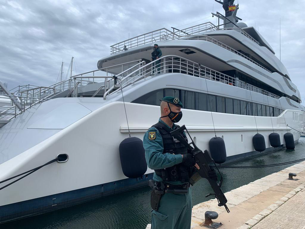 La Guardia Civil toma posiciones en el yate Tango
