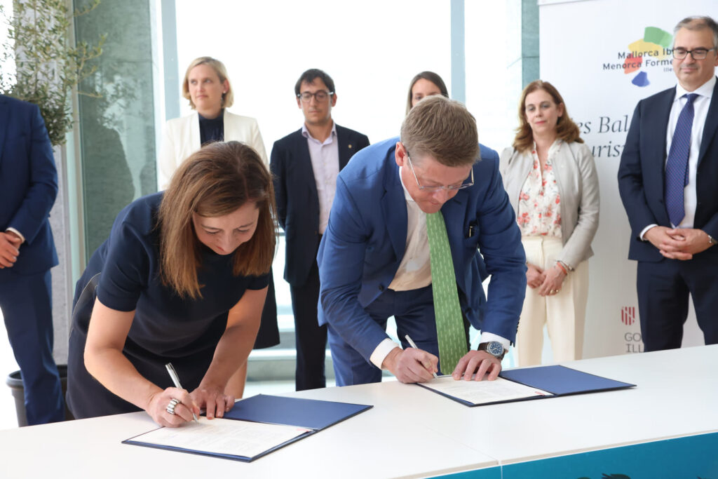 El Govern y las navieras firman el acuerdo para limitar la llegada de cruceros