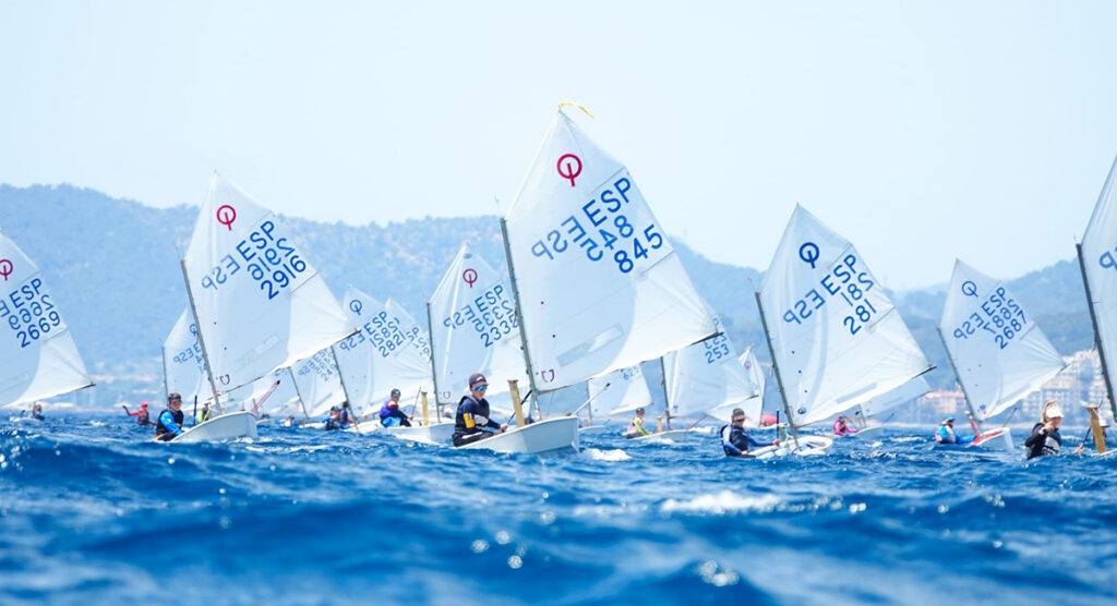 Nicolás Montoya se impone el primer día entre los 135 Optimist de la Setmana de Vela
