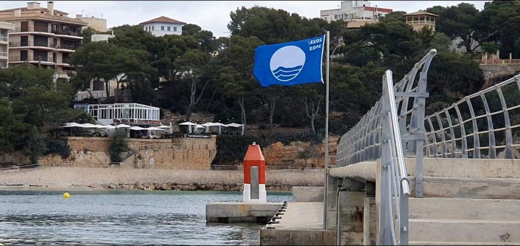 La Bandera Azul ya flamea en Porto Cristo