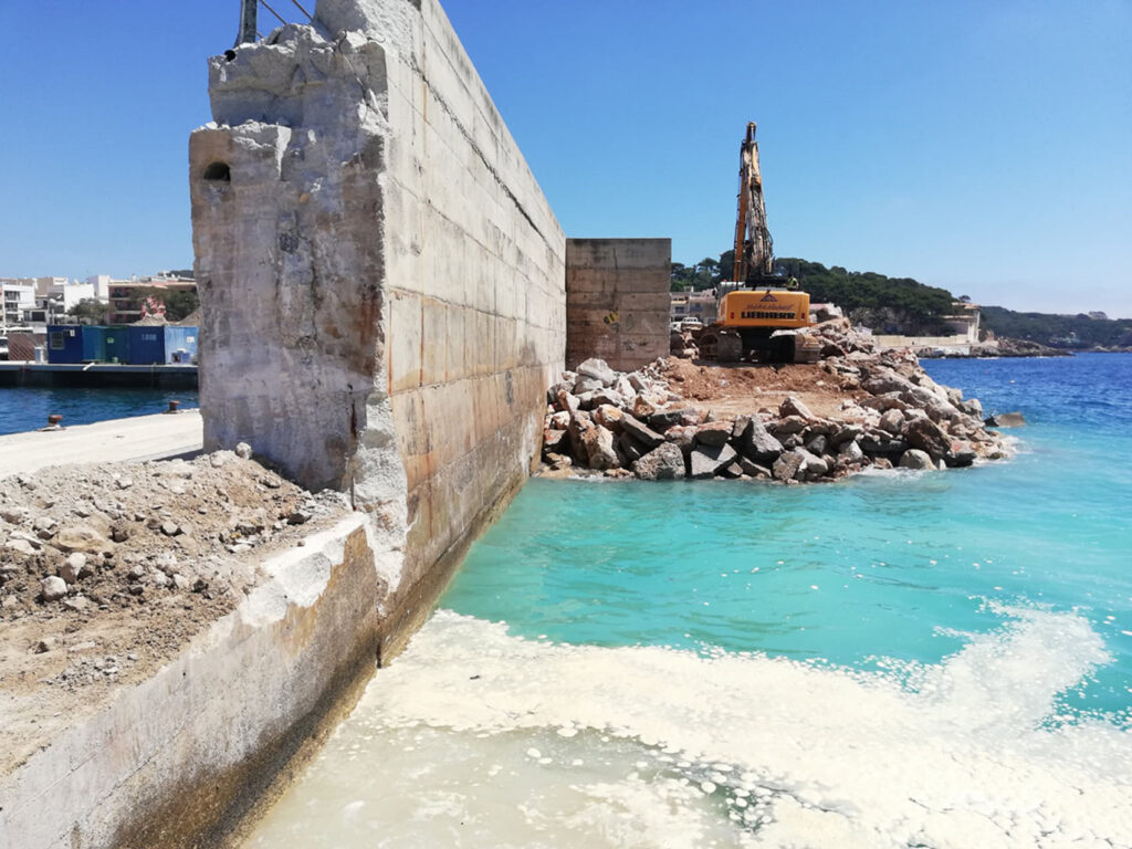 Hexápodos ecológicos protegerán de los temporales el dique de Cala Rajada