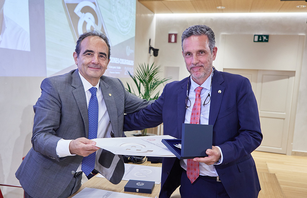 Carlos Garau recibe la Medalla al Mérito Profesional