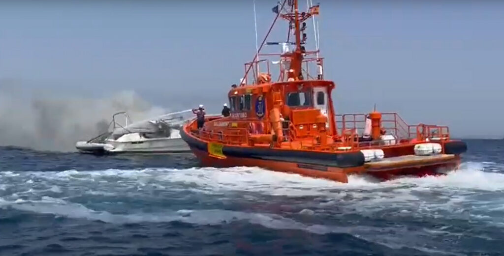 Incendio y hundimiento de una lancha en la Bahía de Palma