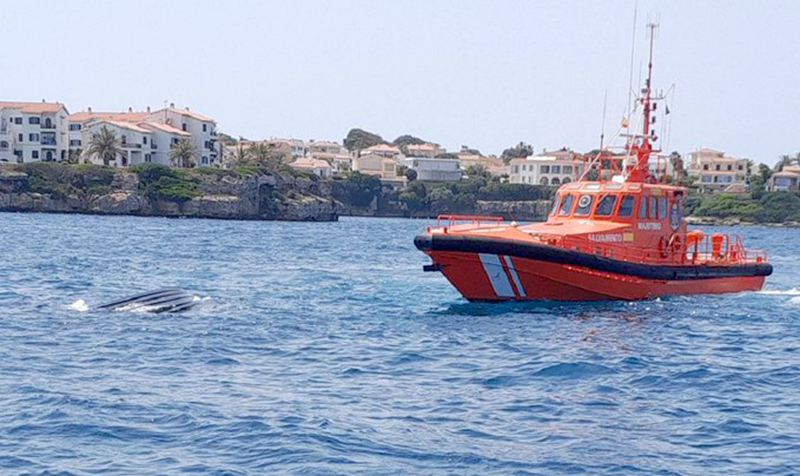 Rescatados los siete tripulantes de una lancha que volcó cerca del puerto de Mahón