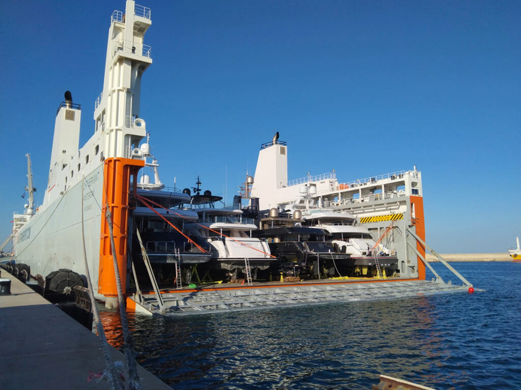 Bautizado en Palma el buque portayates más grande del mundo