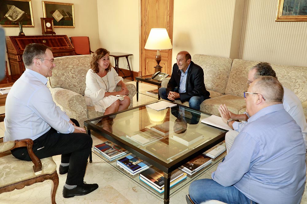 Francina Armengol recibe a los representantes de APEAM