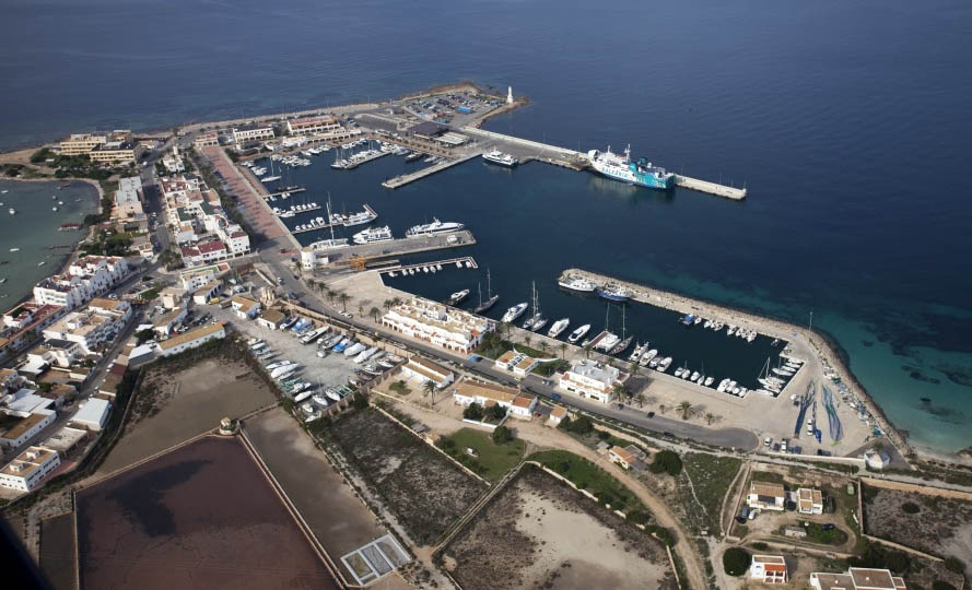 Formentera pide a la APB que vigile las excursiones marítimas en La Savina