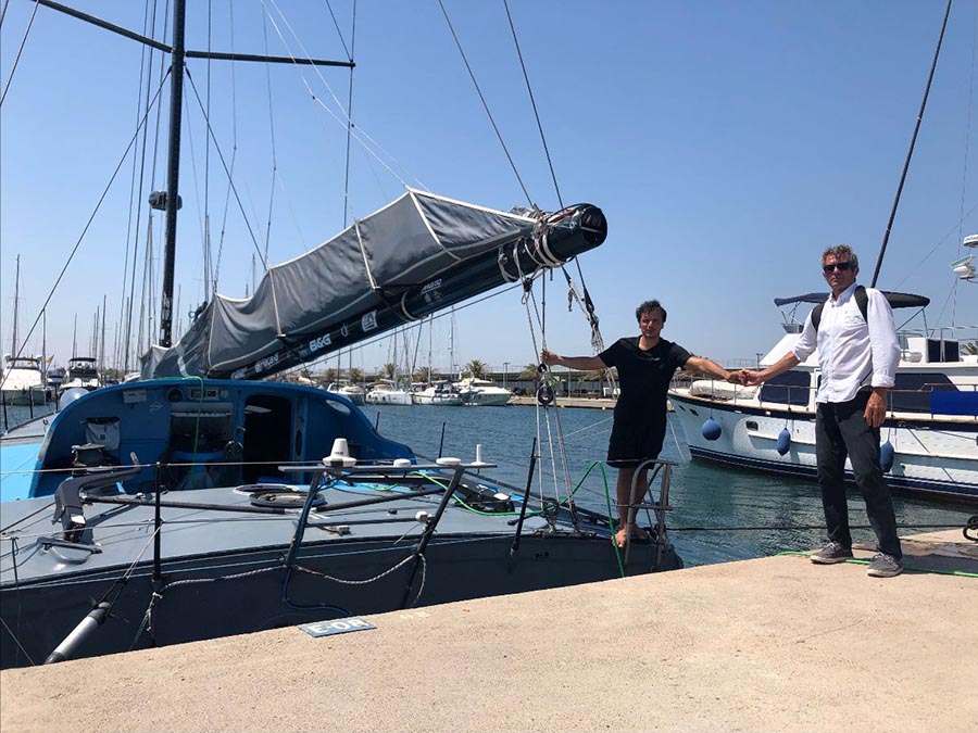 El regatista oceánico Didac Costa visita la Marina de València