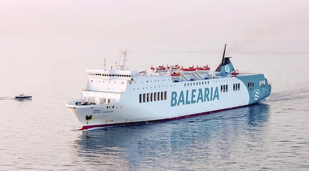 Un incendio obliga a regresar a puerto a un ferry de Baleària cuando navegaba hacia Ibiza