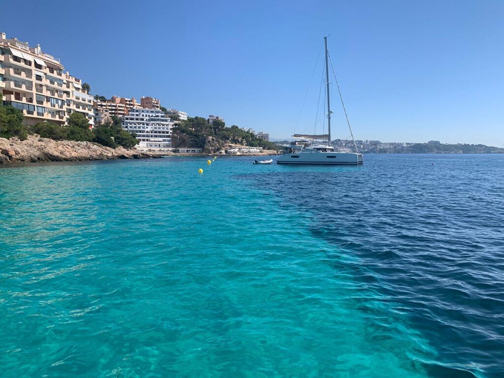 El Govern quiere prohibir el fondeo a menos de 200 metros de las playas