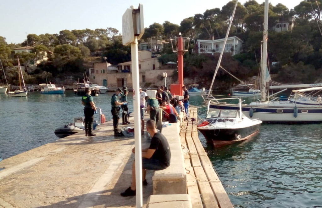 Interceptados 14 inmigrantes tras llegar a Cala Figuera en una lancha