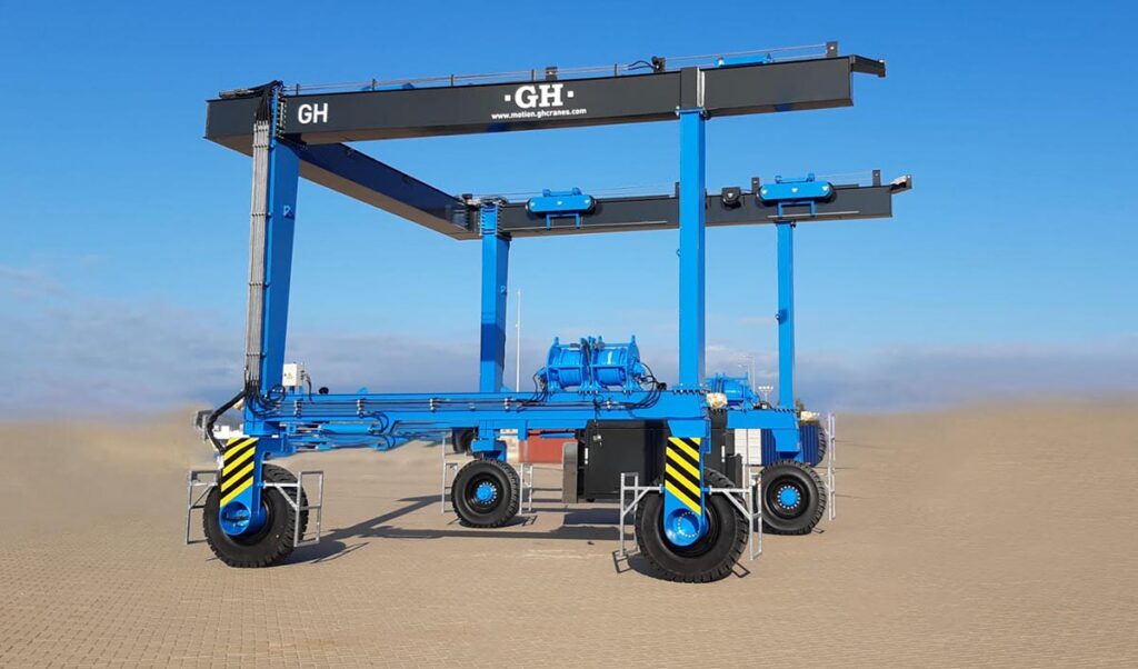 Un travelift de 32 toneladas, equipamiento estrella en la reforma del club náutico de Can Picafort