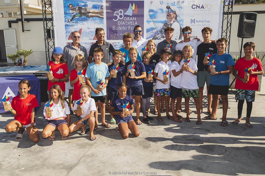 Optimist y tablas brillan en el primer asalto de la regata Bufete Frau