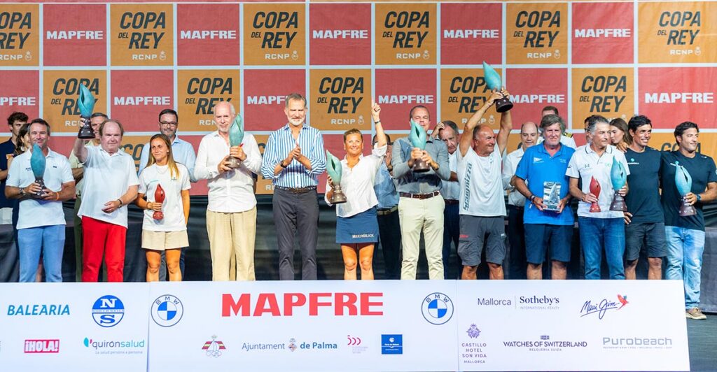 El Rey Felipe VI entrega los galardones a los vencedores de la 40 Copa del Rey MAPFRE