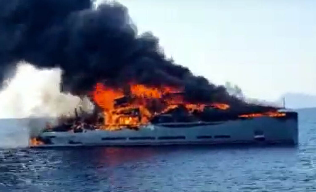 Arde un yate recién botado de 25 millones en Formentera