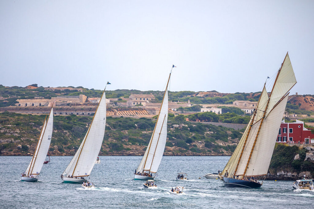 Buen viento del norte para el estreno de la Copa del Rey Repsol de Barcos de Epoca