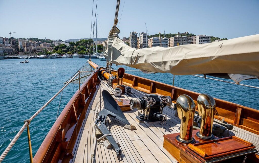 El velero que resucitó tras medio siglo en el barro