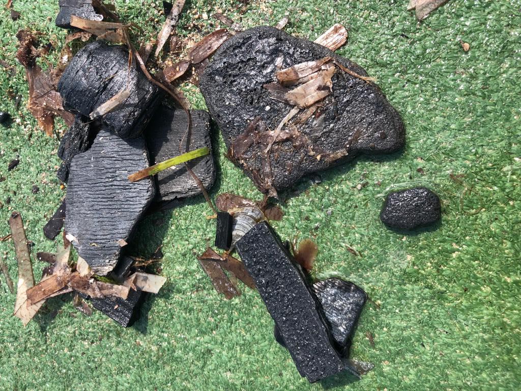 Restos calcinados del Aria S.F. llegan a la costa de Santa Eulària