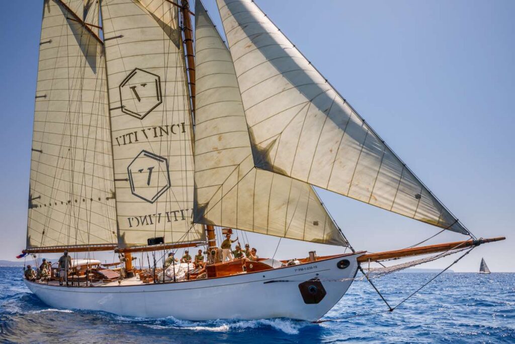 Argos y FJord III mandan en la regata de Clásicos del Club de Mar