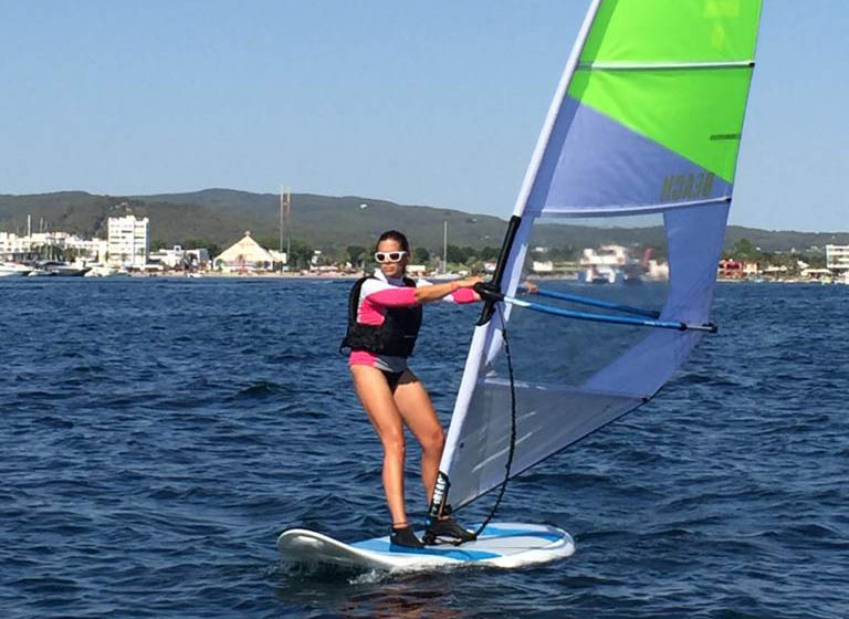 La práctica del windsurf está en auge en Sant Antoni