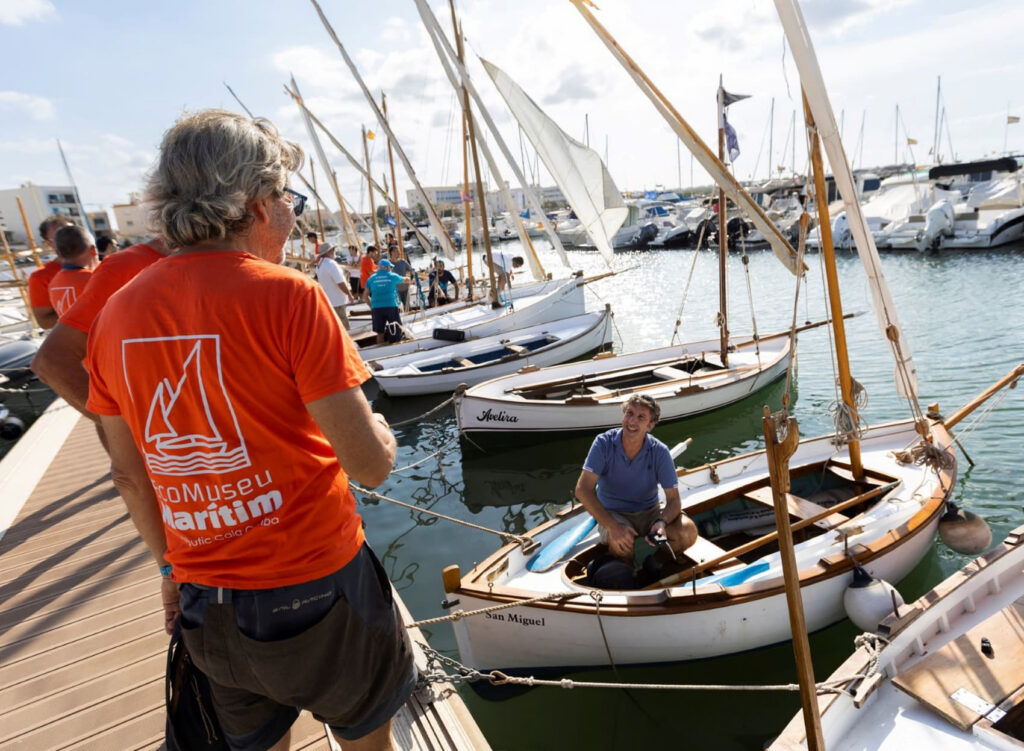 La vela tradicional vive su primer día de fiesta en Cala Gamba