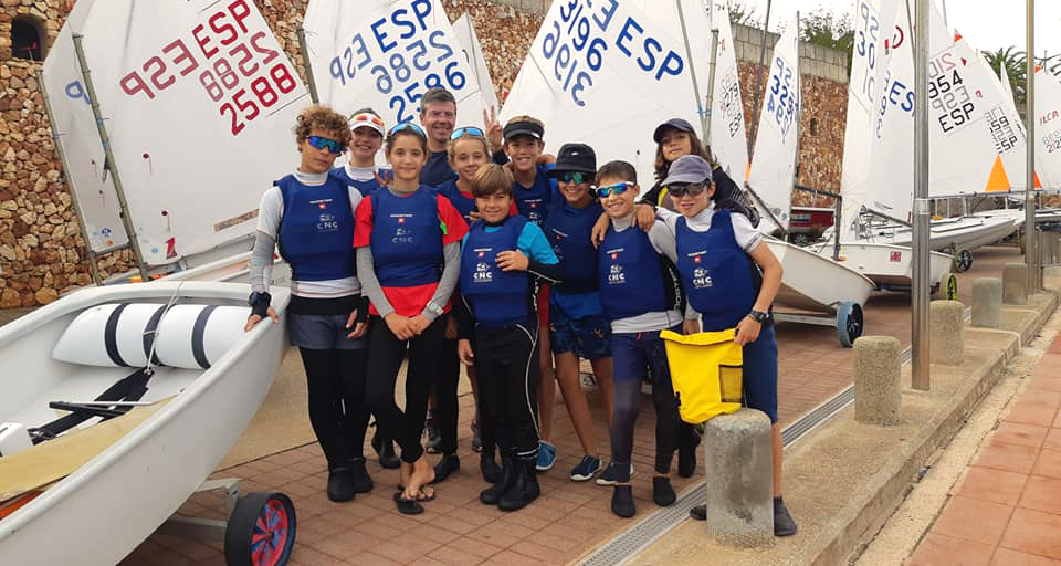 Organización y regatistas vencen a la falta de viento y completan un emocionante Almirall Farragut