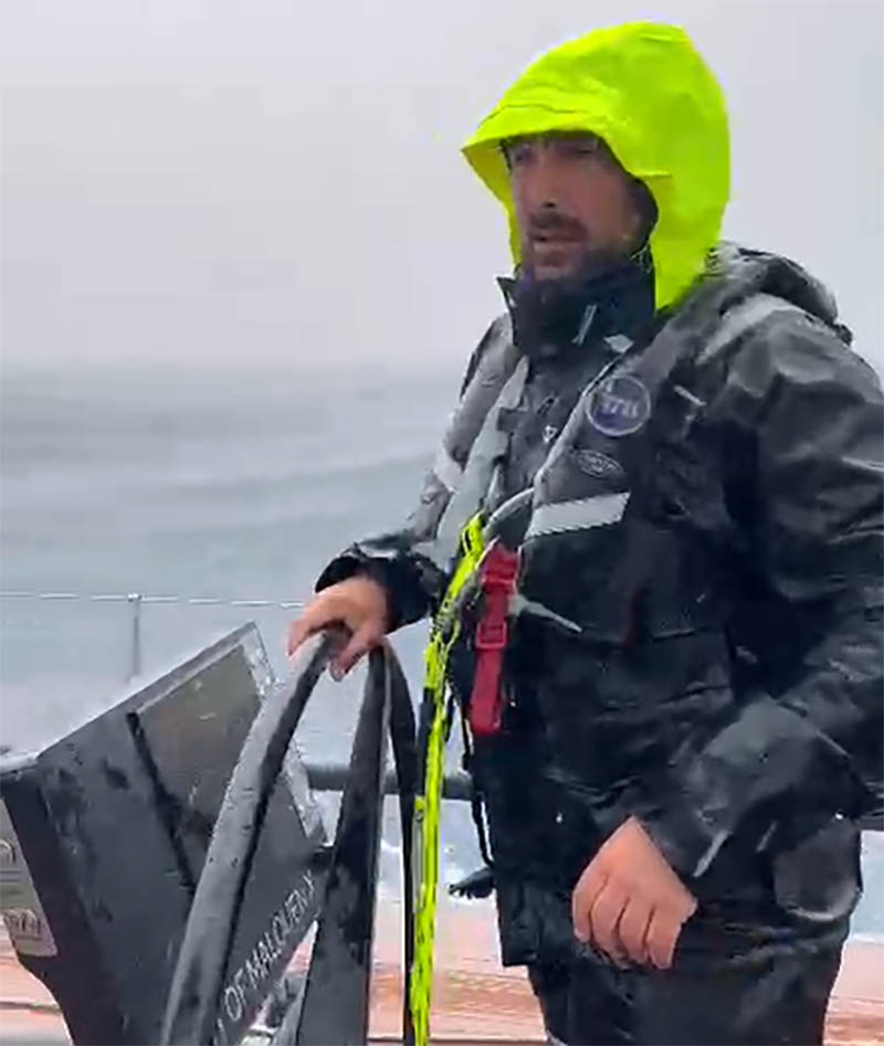 Viento de 65 nudos y el mar en ebullición por el granizo