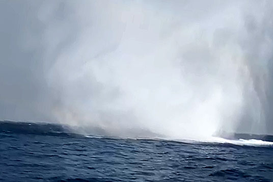 Vídeo. Una manga marina a tiro de piedra