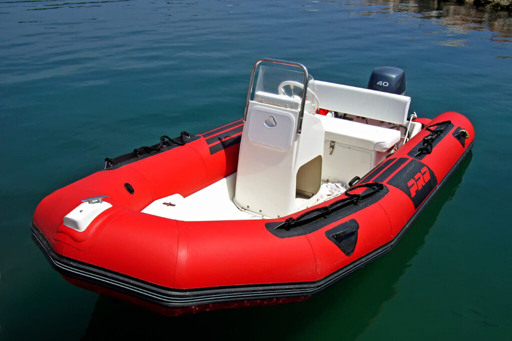 Muere una persona tras chocar contra las rocas una neumática en Formentera