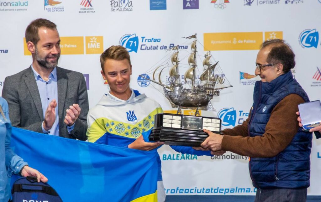 Madonich levanta la Carabela de Plata del Real Club Náutico de Palma