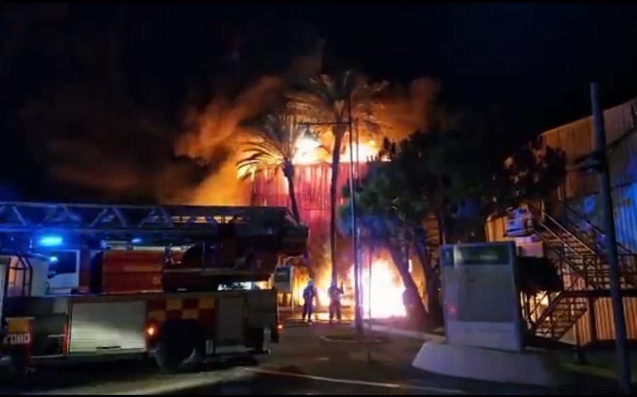 Arde en Marbella casi un centenar de embarcaciones de recreo