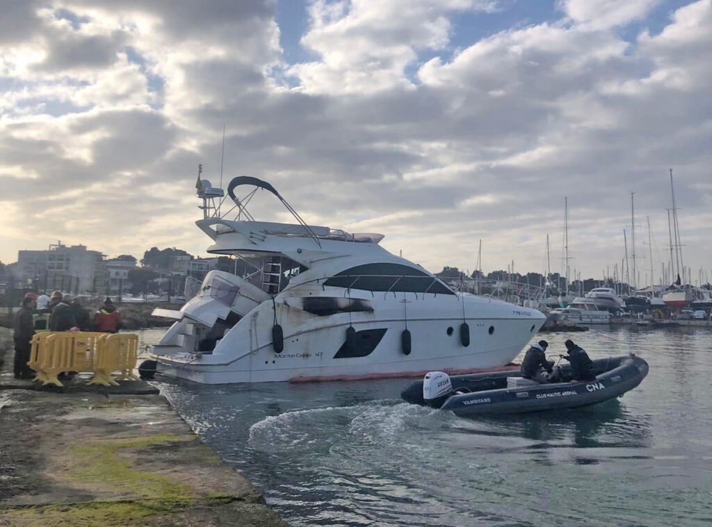 Se incendia un barco a motor en el Club Náutic s’Arenal